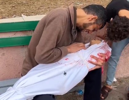 فلسطيني يودع طفله الذي استشهد في غارة لجيش الاحتلال على المنازل في غزة