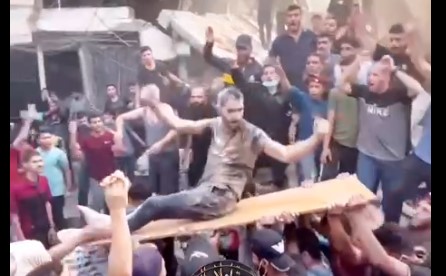 ينتشلونهم من تحت الانقاض ويرفعون راية النصر