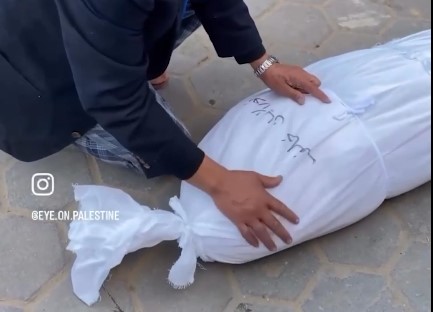 فلسطيني يودع ابنه و احفاده جراء العدوان الصهيوني على غزة