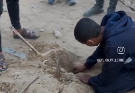 عشرات الجثث لمواطنين فلسطينيين في باحات مجمع الشفاء الطبي جراء العدوان الصهيوني على غزة