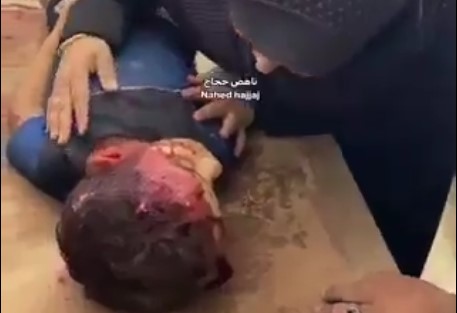 ام فلسطينية تودع طفلها الذي استشهد جراء العدوان الصهيوني على غزة